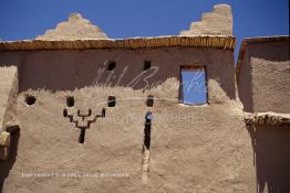 Image du Maroc Professionnelle de  La Kasbah de Taourirt fut édifiée au 17ème siècle par la tribu des Glaoui, située sur une colline au centre urbain de la ville d'Ouarzazate, cette remarquable ancienne bâtisse en pisé parfaitement conservée est l'une des plus belles constructions architecturales de la ville. La Kasbah qui ressemble à un grand château de sable incrusté dans le désert, fait partie du circuit touristique, elle a été classé Patrimoine Mondiale de l’Unesco. Ce véritable joyau de Ouarzazate permet au visiteur de découvrir l’intérieur d’une ksar où résident souvent la population berbères du sud du Maroc. Photo datant du Samedi 23 Août 1997. (Photo / Abdeljalil Bounhar) 